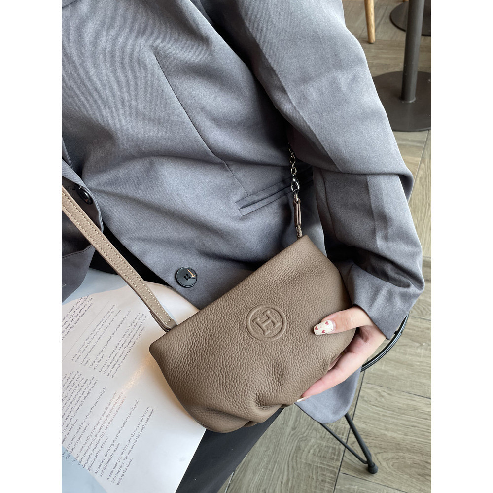 สไตล์ใหม่ของแท้หนังหญิงกระเป๋า High-End Cloud กระเป๋า First Layer Cowhide Chain ไหล่เดียว