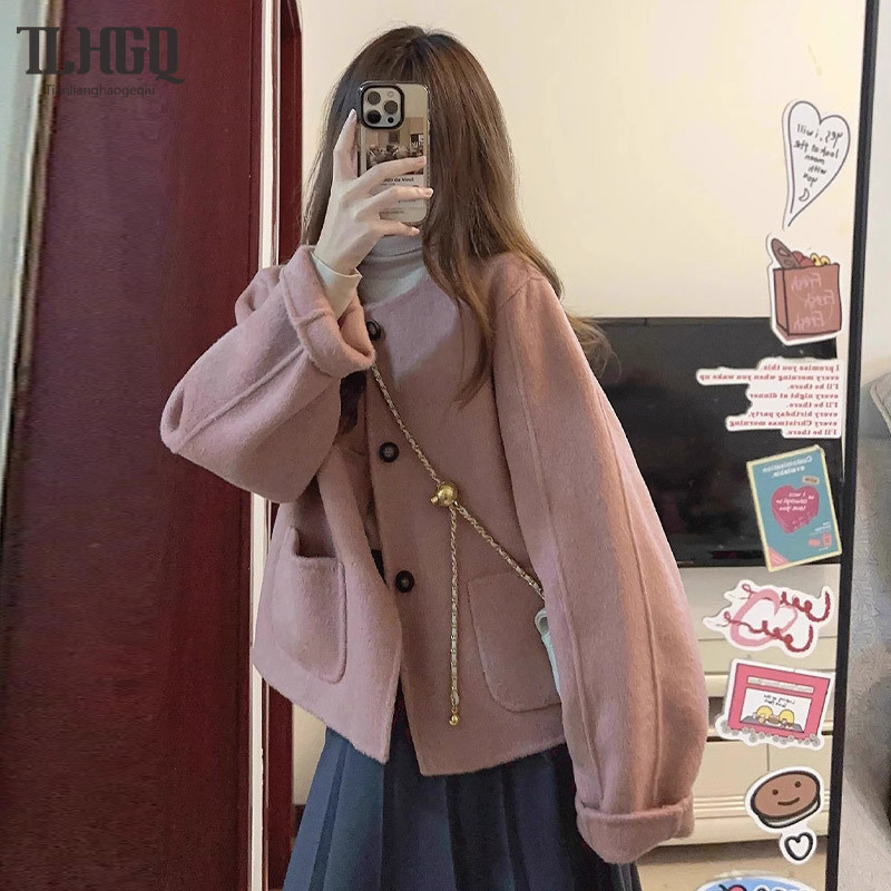 Tianlianghaogeqiu เสื้อแจ็คเก็ตสั้นสไตล์ร้อนแรงในฤดูใบไม้ร่วงและฤดูหนาวพร้อมความรู้สึกเฉพาะและระดับไฮเอนด์สําหรับผู้หญิงเสื้อทําด้วยผ้าขนสัตว์เกาหลี