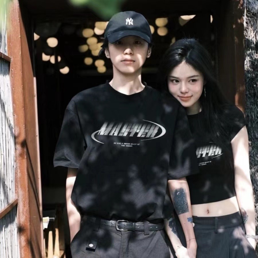 เสื้อยืดแขนสั้นฤดูร้อนของคู่รักคนดังทางอินเทอร์เน็ตพิเศษสำหรับผู้หญิง เสื้อฤดูร้อนแบบยาวและแบบสั้นแบบใหม่