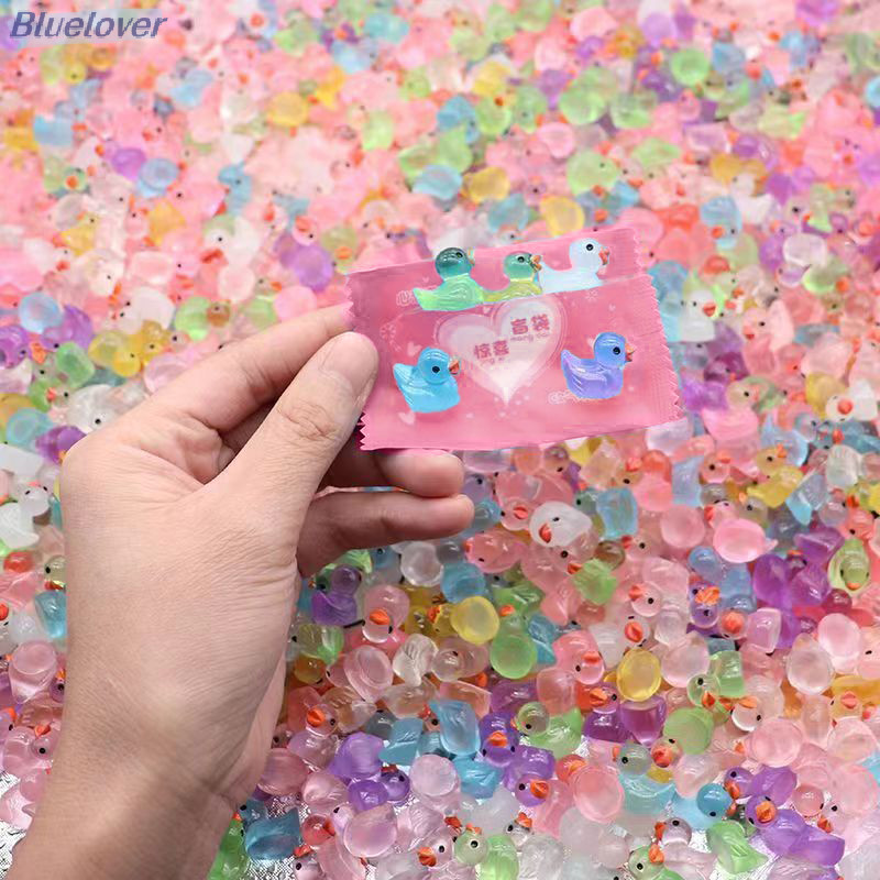 Bluelover 5 ชิ้นน่ารัก Mini Luminous เรซิ่นเป็ดน้อยของเล่น Surprise ตุ๊กตาตัวเลขตกแต่งบ้านปลอม Candy Guess กระเป๋าตาบอดสําหรับของขวัญเด็กใหม่