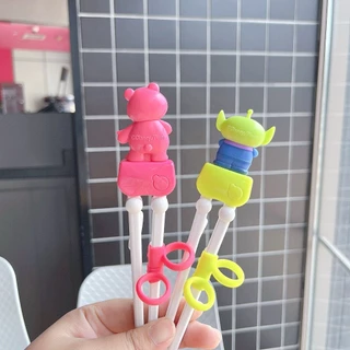 Disney Toy Story Strawberry Bear ตะเกียบฝึกเด็กเด็กวัยหัดเดินฝึกเสริมอุปกรณ์การเรียนรู้สําหรับเด็ก