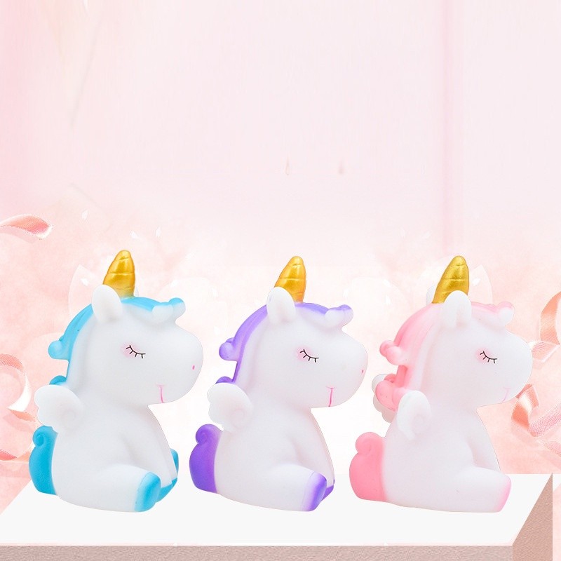 ยูนิคอร์นที่มีสีสันเค้ก ที บน ตกแต่งเค้กตกแต่งงานเลี้ยงวันเกิดสําหรับเด็ก