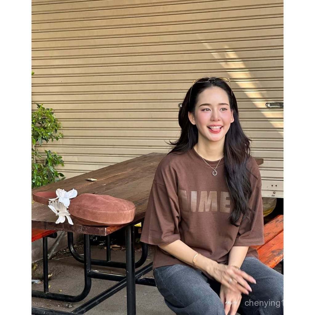 AIMER เสื้อยืด โลโก้แบบโทนเดียวกันสีน้ำตาล