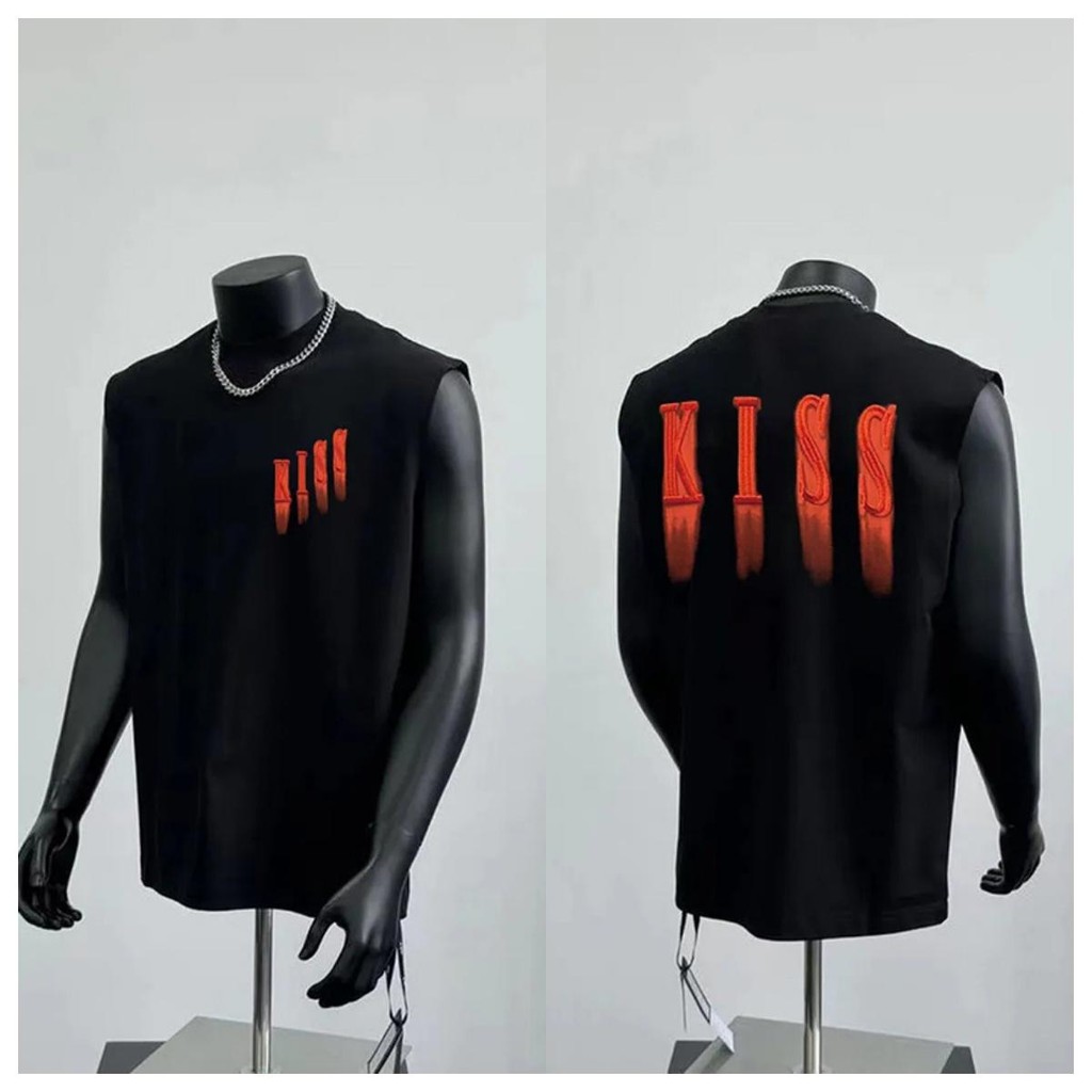 （จัดส่งจากกรุงเทพฯ）ผู้ชายงเสื้อแขนกุด นุ่มและยืดหยุ่น คอกลมหลวม แฟชั่นสตรีทเสื้อกั๊กคุณภาพสูง ผ้าฝ้าย100% “KISS”พิมพ์