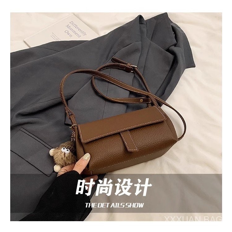 กระเป๋าสะพายผู้หญิง ปลอกหมอน วินเทจ มินิมอล 2025 วัสดุ PU ดีไซน์เรียบหรู มีน้ำเสียง ทุกชุดเข้ากันได้ สะพายไหล่/สะพายข้าง สีดำ/ขาว/น้ำตาล/กาแฟ แถมฟรี พวงกุญแจสวยๆ ทันสมัย สวยงาม - รูปที่ 5