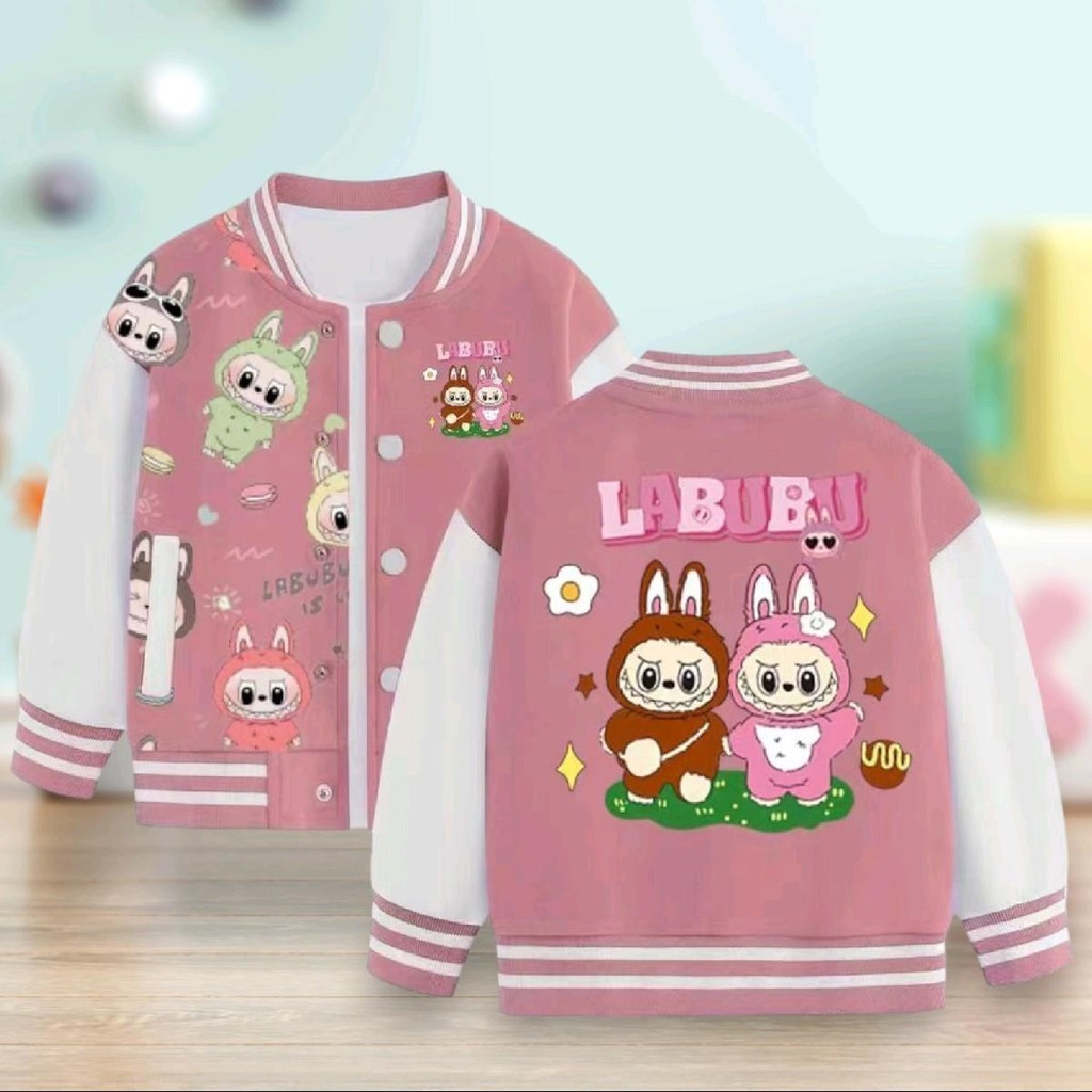 pinkเสื้อคลุมแจ็คเก็ตเด็กทรงเบสบอล แต่งกระเป๋าหน้าลายสุดฮิต