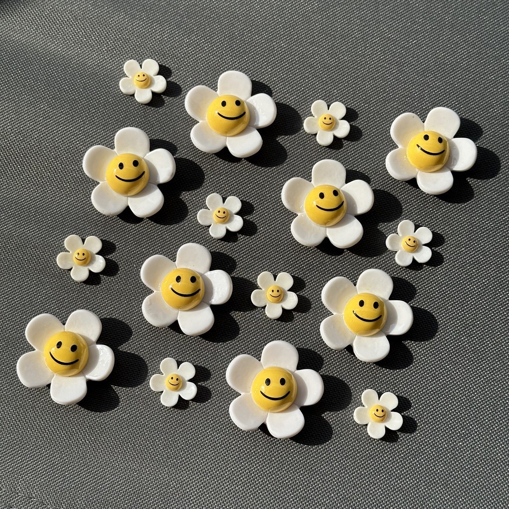 Ins ดอกไม้ดอกทานตะวัน Smile Daisy jibbits สําหรับ crosc สาว Charm ปุ่ม DIY อุปกรณ์เสริมสําหรับผู้หญิงรองเท้าหัวเข็มขัดรองเท้าตกแต่ง NO รองเท้า