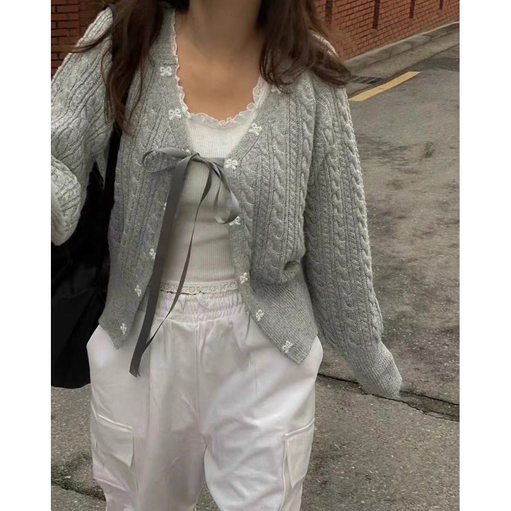 เสื้อสเวตเตอร์ถักไหมพรมคอวีผูกโบว์สำหรับฤดูใบไม้ผลิและฤดูใบไม้ร่วงเสื้อถักแบบสั้นที่อ่อนโยนขี้เกียจและหลวม