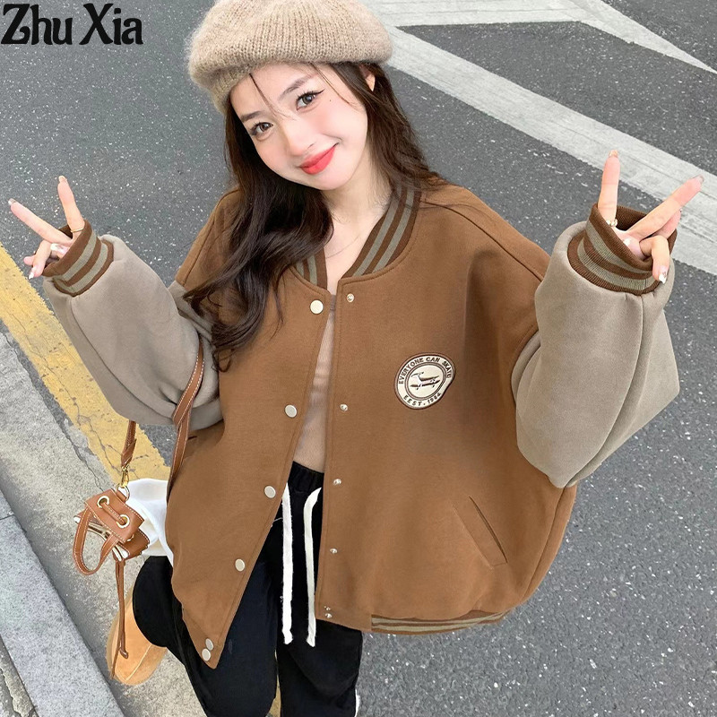 Zhu Xia เสื้อแจ็คเก็ตเบสบอลย้อนยุคอเมริกันของผู้หญิงพร้อมการออกแบบการเย็บปะติดปะต่อกันเสื้อแจ็คเก็ตคู่รักหนาและหลวม