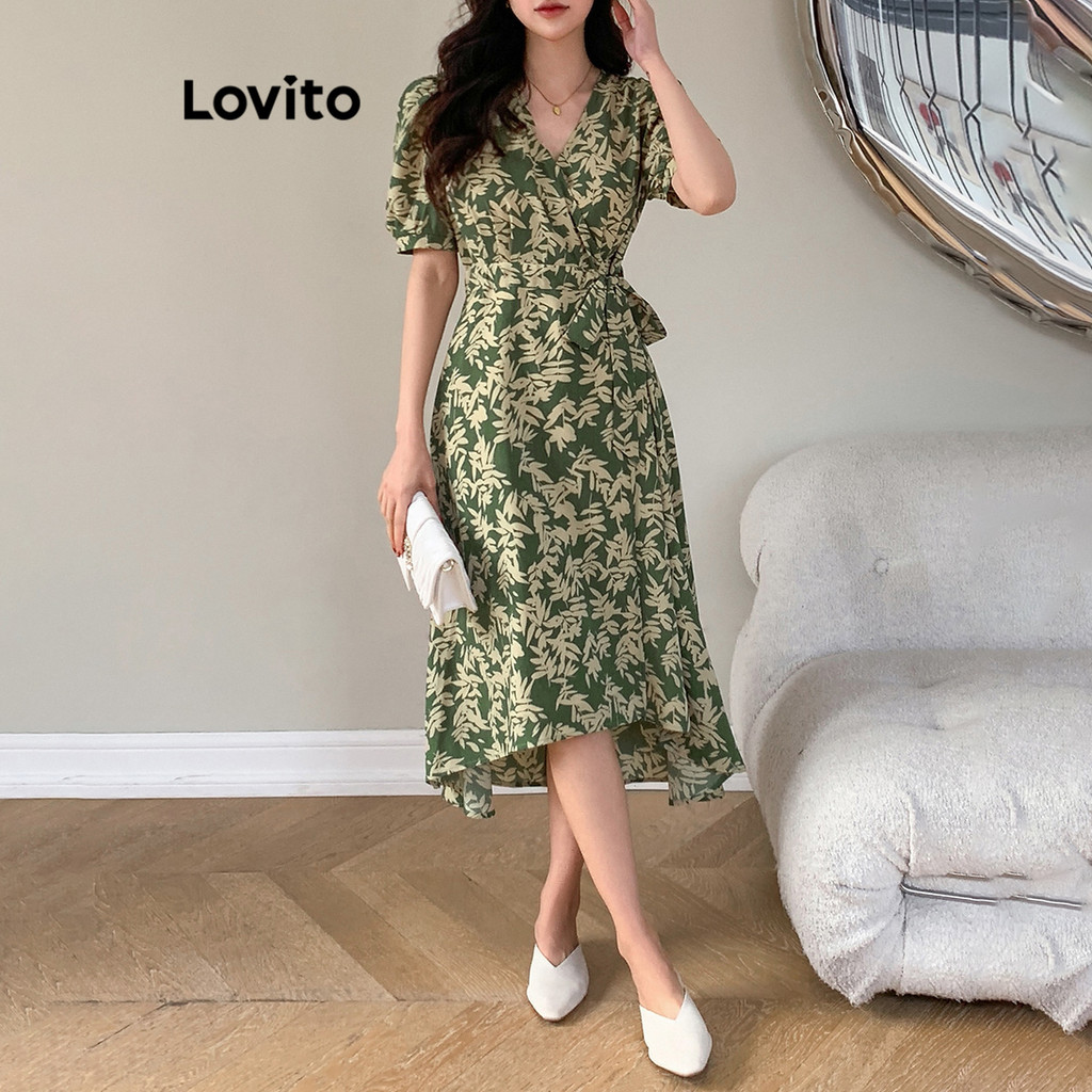 Lovito ชุดเดรสผู้หญิง มีเข็มขัด สายไขว้ ลายดอกไม้ สไตล์โบโฮ L68ED196 (เขียวเข้ม)