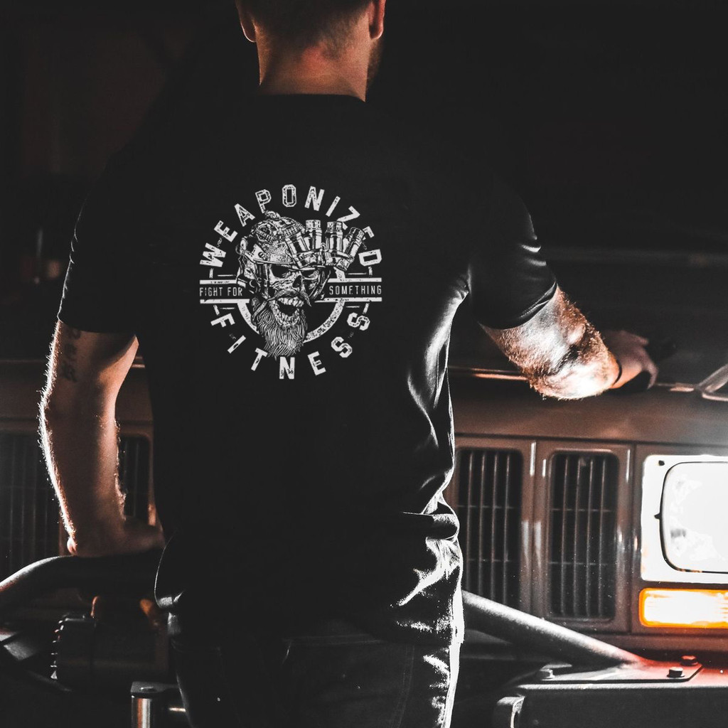 Hard Core FITNESS Strength สไตล์เสื้อยืดสีดํากีฬาแขนสั้นกลับ WEAPONIZED FITNESS รูปแบบผู้ชาย FITNESS