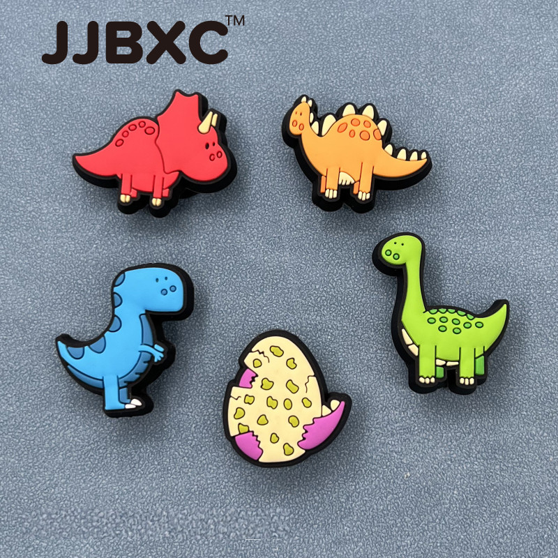 JJBXC ตัวติดรองเท้า charm หัวเข็มขัดไดโนเสาร์สีเขียว สีฟ้า และไตรเซราทอปส์ อุปกรณ์ตกแต่งรองเท้า