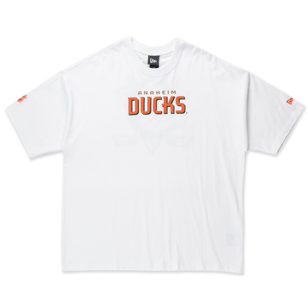 【พร้อมส่ง】New Era เสื้อยืดแขนสั้นรุ่น โลโก้ Anaheim Ducks Nhl Team Logo White Oversized Short Sleeve