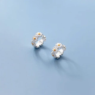 Daisy Hoop ต่างหูสําหรับผู้หญิงดอกไม้งานแต่งงาน Hypoallergenic ต่างหูเจ้าสาวแฟชั่นหูหัวเข็มขัดต่างหูชุบเงินเครื่องประดับ