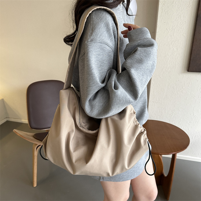 bag_1(BAG2079) กระเป๋าสะพายไหล่ผ้าไนล่อนสีพื้น-ด้านข้างปรับรูดได้