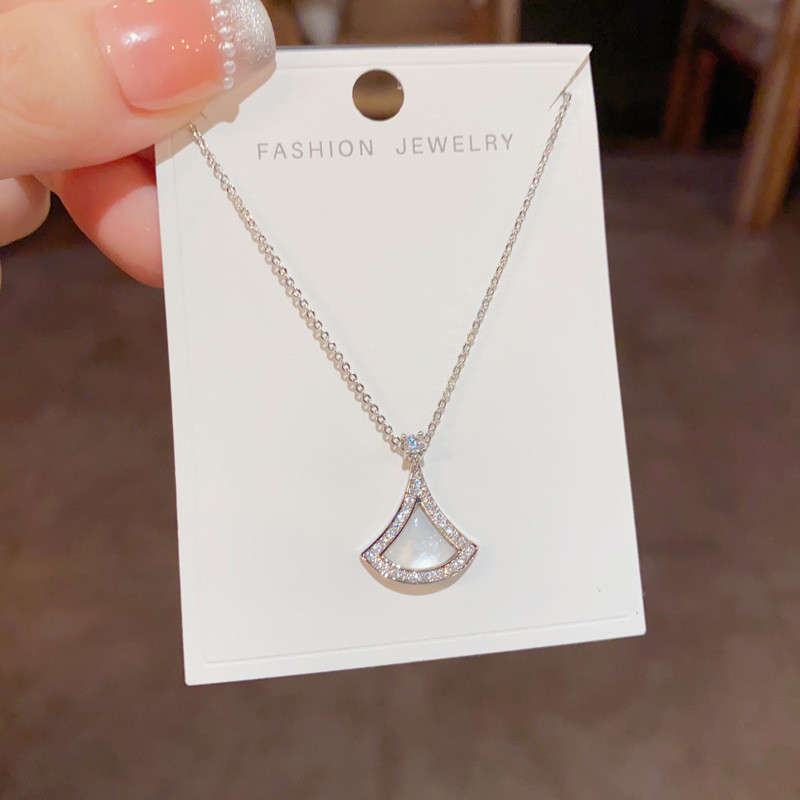 แฟชั่นแสงหรูหราระดับไฮเอนด์เพทาย ฟริติลลารี กระโปรงขนาดเล็กจี้สร้อยคอที่ไม่ซ้ํากันประณีตสร้อยคอ - รูปที่ 2