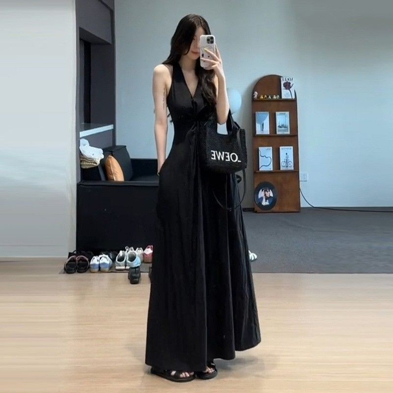 ชุดผู้หญิง Halterneck สีดำ ทรง slit กระโปรงยาวแบบขนแกะ สไตล์ใหม่ฤดูร้อนIW4I