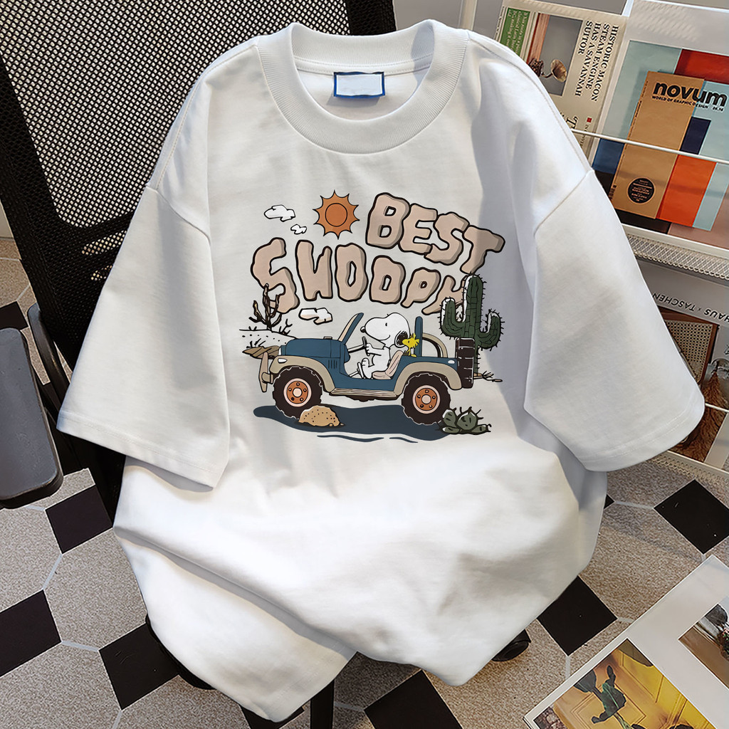 BOOM สีขาว สกรีน ลาย (การ์ตูน ลายสนูปปี้) แขนสั้น คอกลม ผ้าเนื้อนุ่ม สวมใส่สบาย เสื้อยืด oversize