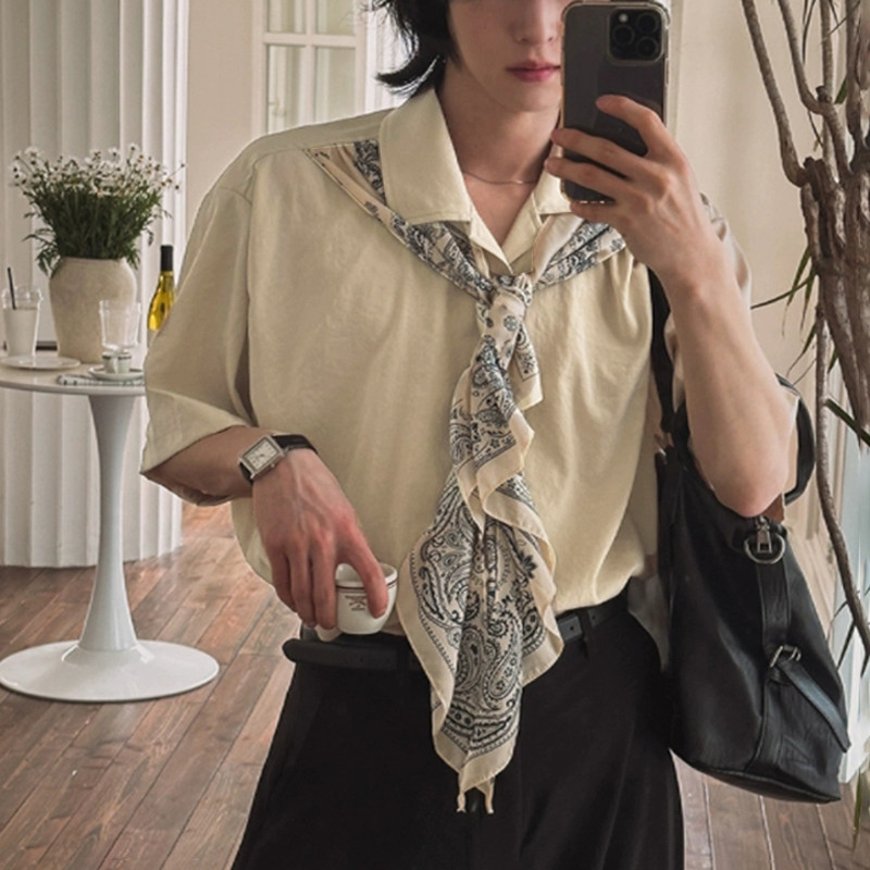 เสื้อแขนสั้นผู้ชาย สไตล์หลวม พิมพ์ลายดอกไม้และริบบิ้น