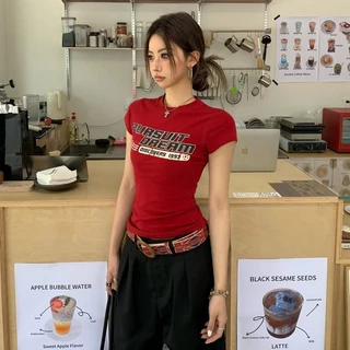 เสื้อยืดสวยๆผู้หญิง เสื้อผ้า เสื้อรัดรูปสีแดงแขนสั้นพิมพ์ลายตัวอักษรสไตล์อเมริกันย้อนยุค