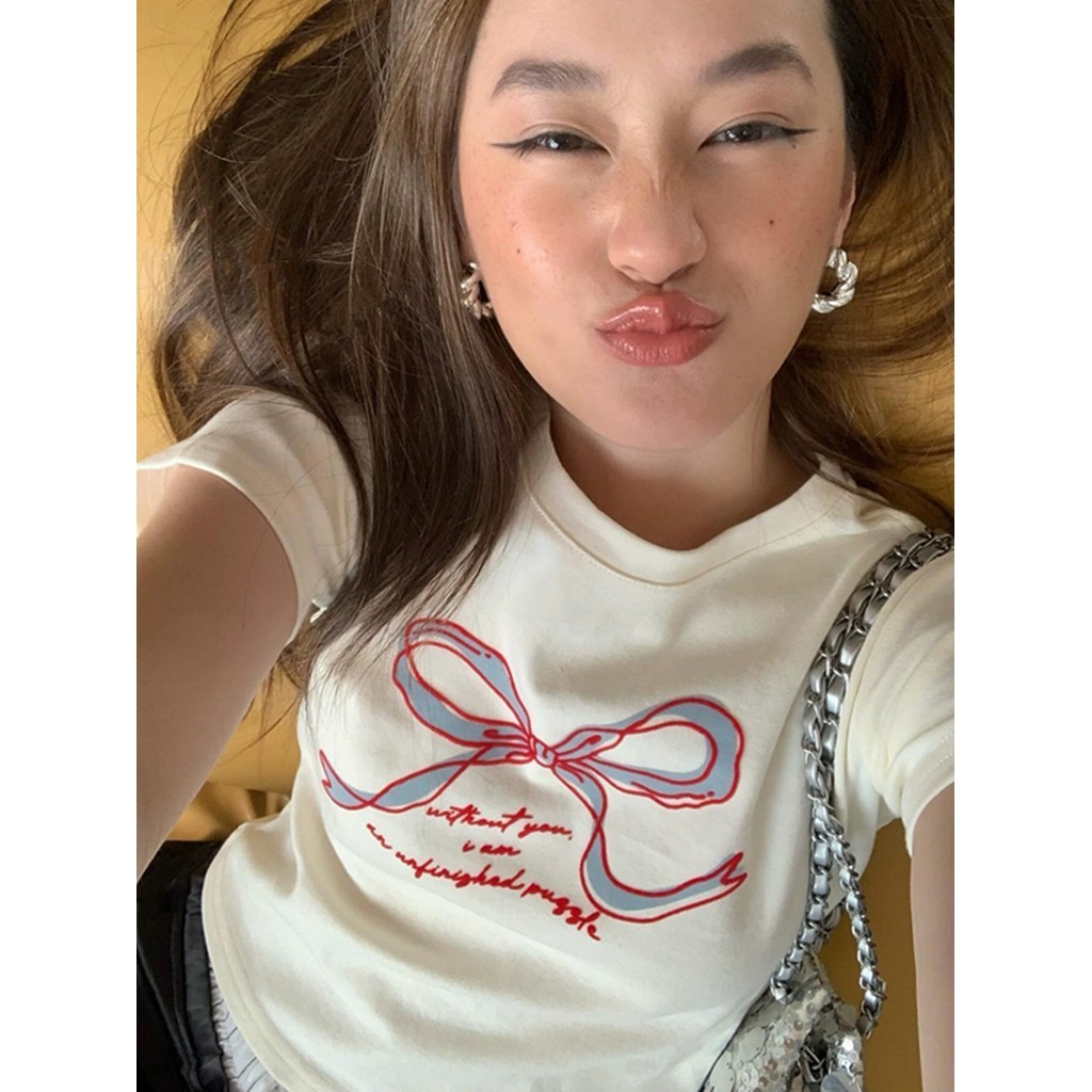 （ จัดส่งตลอด 24 ชั่วโมง ）Kelly Kitty shop เสื้อยืดผู้หญิง แฟชั่นสวยๆผู้หญิง น่ารักแขนสั้น สไตล์เกาหลี พิมพ์ลายโบว์ฤดูร้อ