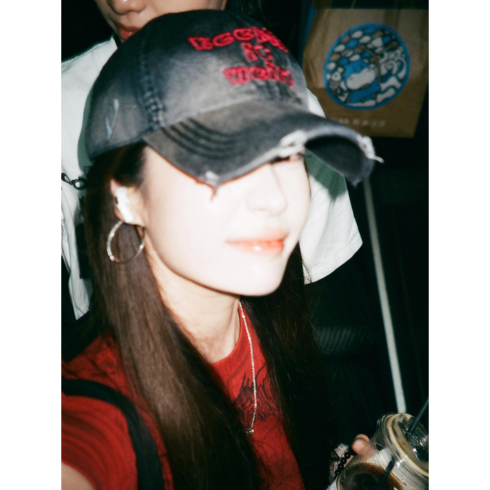 คุณภาพสูงเกาหลีรุ่นเบสบอลหมวกผู้หญิงสไตล์ใหม่ Frayed Edge Frayed Street สวมหมวกตัวอักษรแฟชั่น All-Match หมวกบังแดด