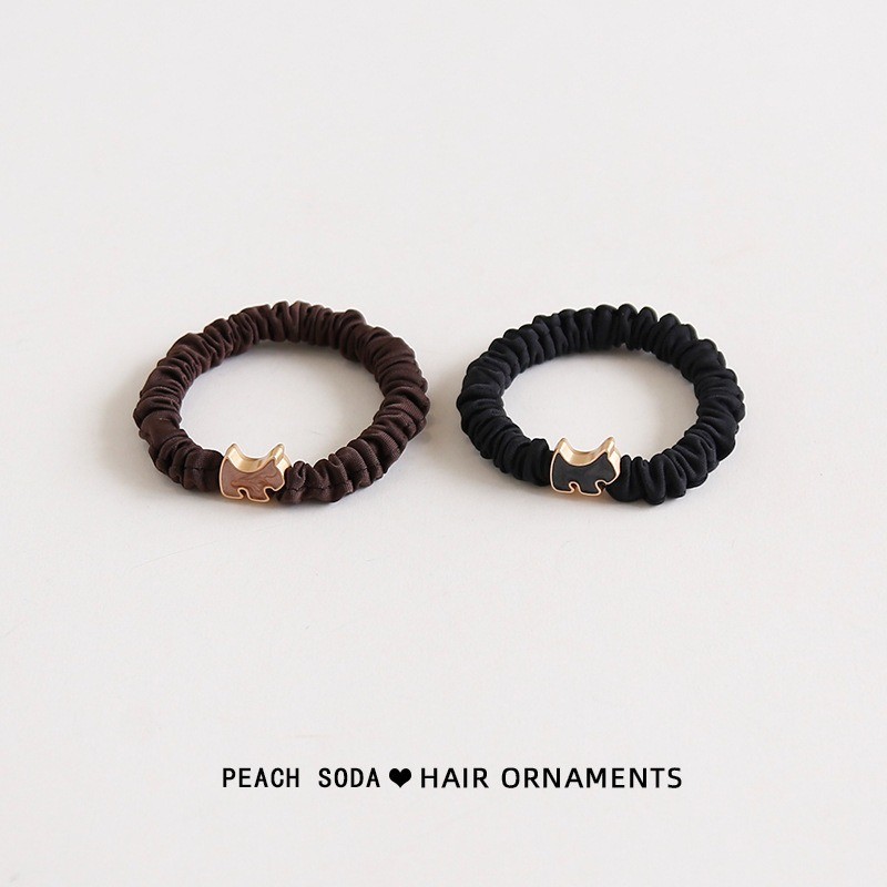 กิ๊บหนีบผมทรงเรียบง่าย ออกแบบมาเพื่อยึดติดได้นานและมีความยืดหยุ่น สไตล์กิ๊บรูปน่ารักพร้อมสายยางยึดติดแน่น