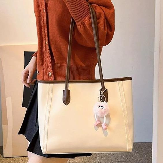 กระเป๋าสะพายข้างผู้หญิง (แถมพวงกุญแจ )ฮิตมากตอนนี้ หนังPU คุณภาพดี  ดีไซน์สวย มี 4 สี แฟชั่นสไตล์เกาหลี