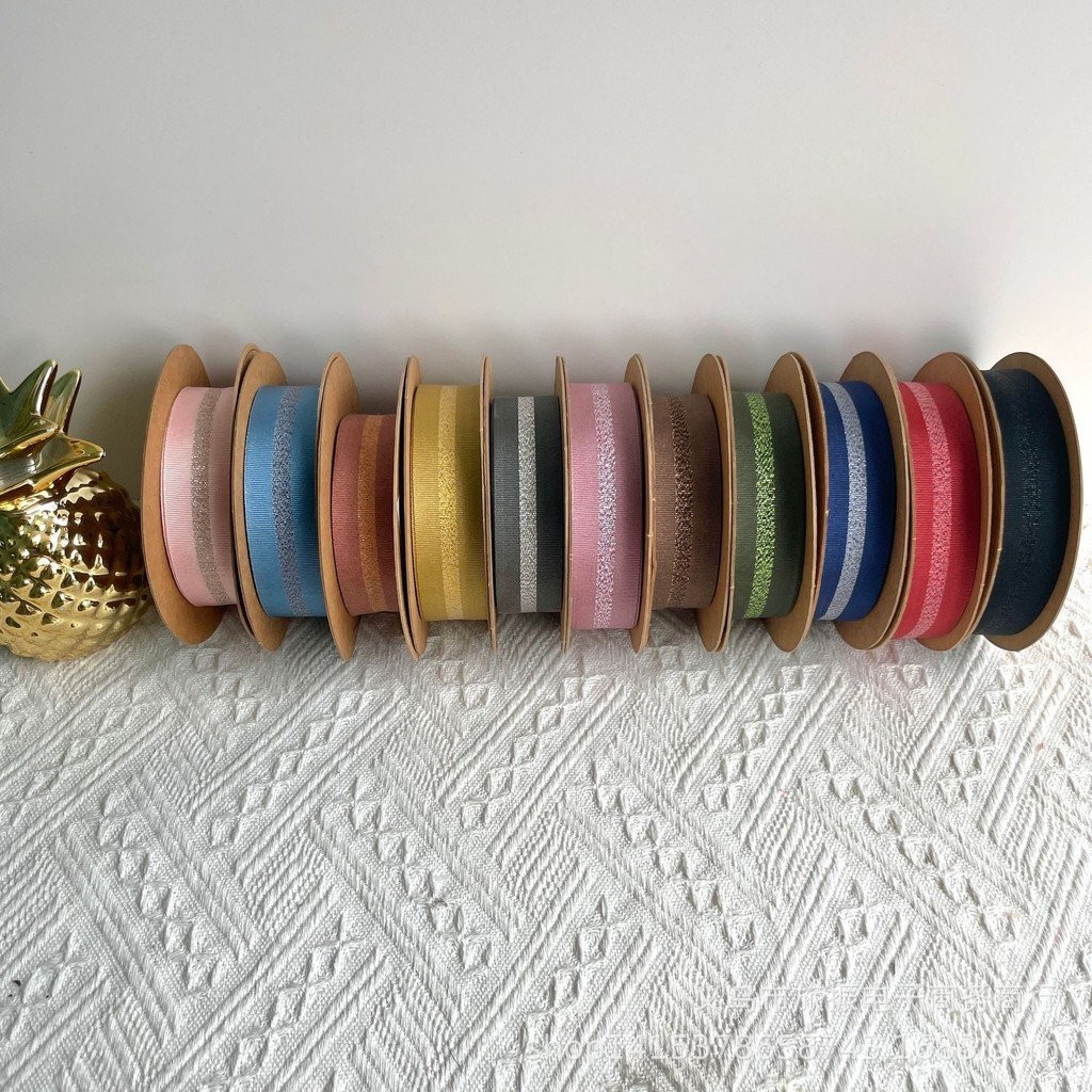 โรงงานขายตรงกุทัณฑ์วัสดุบรรจุภัณฑ์ทําเองอุปกรณ์ผมทองเงินลักษณะดอกไม้ประเมินลายริบบิ้นอุปกรณ์ริบบิ้น 