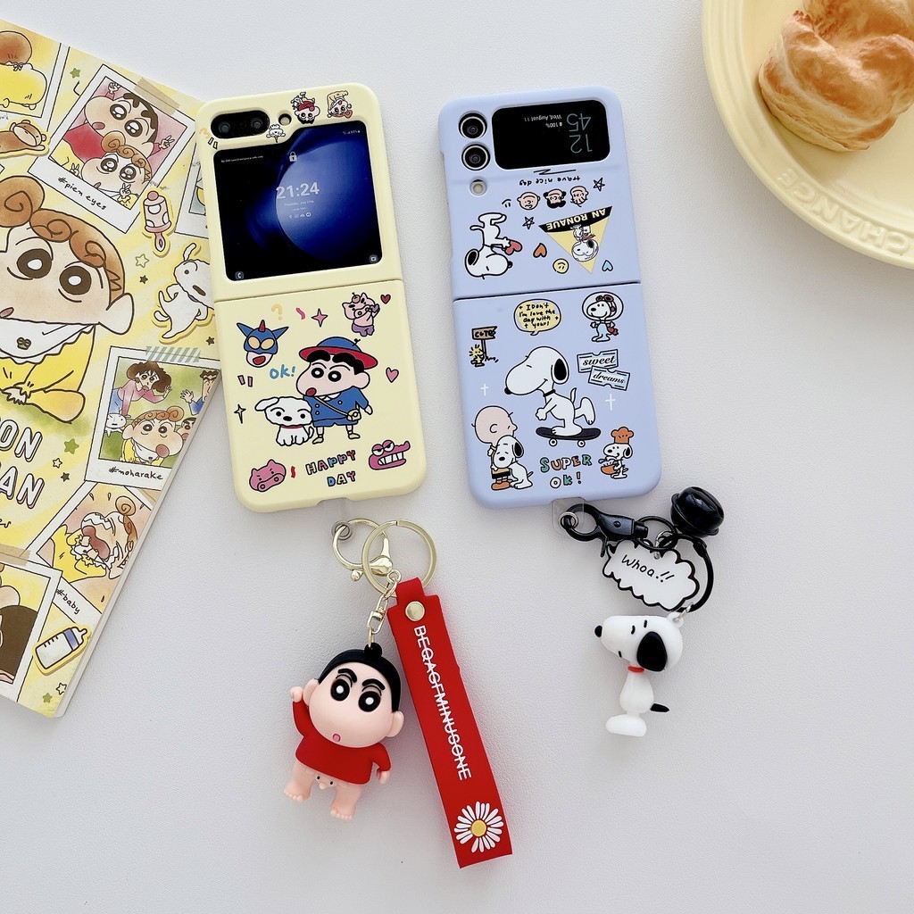 Flip 6 Samsung Galaxy Z Flip5 ผิวความรู้สึกกรณีน่ารักการ์ตูนSnoopy Crayon Shin-Chanพร้อมโซ่กรณีSamsung Galaxy Z Flip 3 Flip 4 5Gฮาร์ดกันกระแทกโทรศัพท์ความคิดสร้างสรรค์กรณีปก