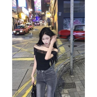 Hotgirl พร้อมส่ง✨เสื้อรัดรูปผู้หญิง เสื้อยืดปาดไหล่ ผ้ายืดรัดรูปสวย แผงลูกไม้ ดีไซน์เก๋ไก้และเซ็กซี่ รุ่นใหม่ฤดูร้อน