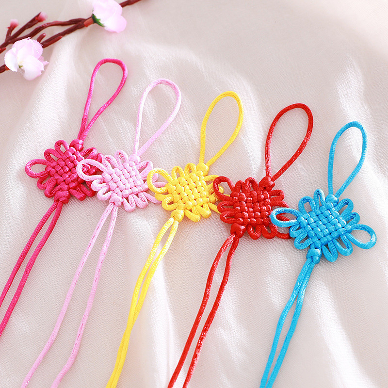 จี้แฟชั่นระดับไฮเอนด์: พู่โบว์ขนาดเล็กตกแต่งบูติกที่มีสีสัน