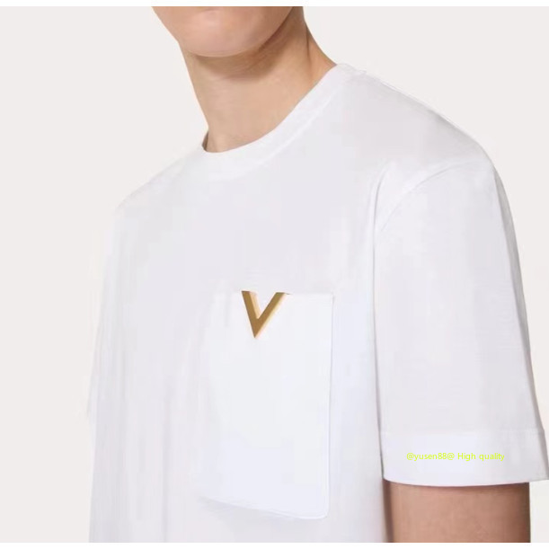 *** Hot Sale ***♥ วาเลนติน *♥ 2024 สินค้าใหม่ผ้าฝ้ายทั้งหมดวัสดุโลโก้โลหะ V Embellishment รุ่นหลวมรอบคอกระเป๋าเสื้อยืด