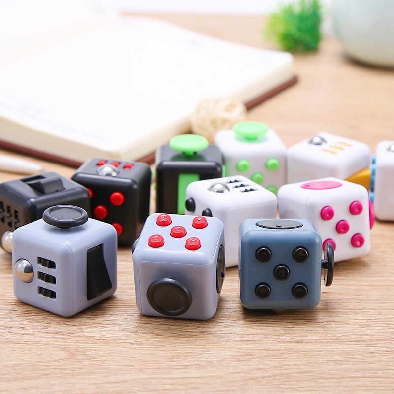 "EDC must-Have-'fidget cube' Metal stress reliever ของเล่นโต๊ะเย็นสำหรับผู้ชายนักเรียนและออทิสติกเหมาะสำหรับสำนักงานห้องเรียนและการพักผ่อนที่จะเอาชนะความเบื่อหน่ายและกระสับกระส่าย"