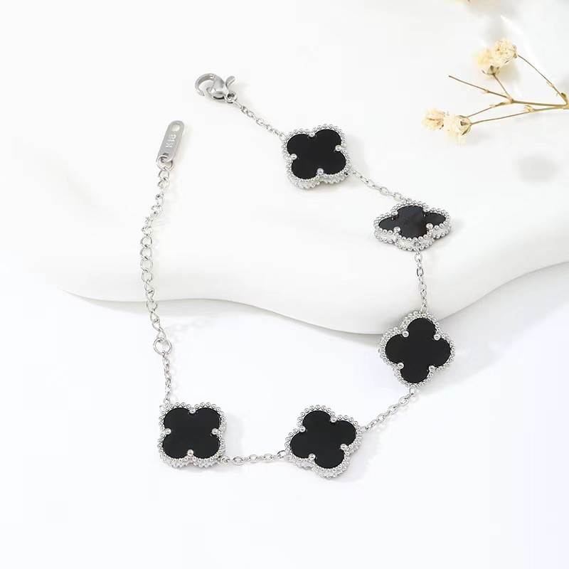 สร้อยข้อมือโคลเวอร์ห้าดอกสีเหล็ก15มม. สร้อยคอต่างหูแฟชั่นแมทช์ง่ายสร้อยข้อมือโคลเวอร์