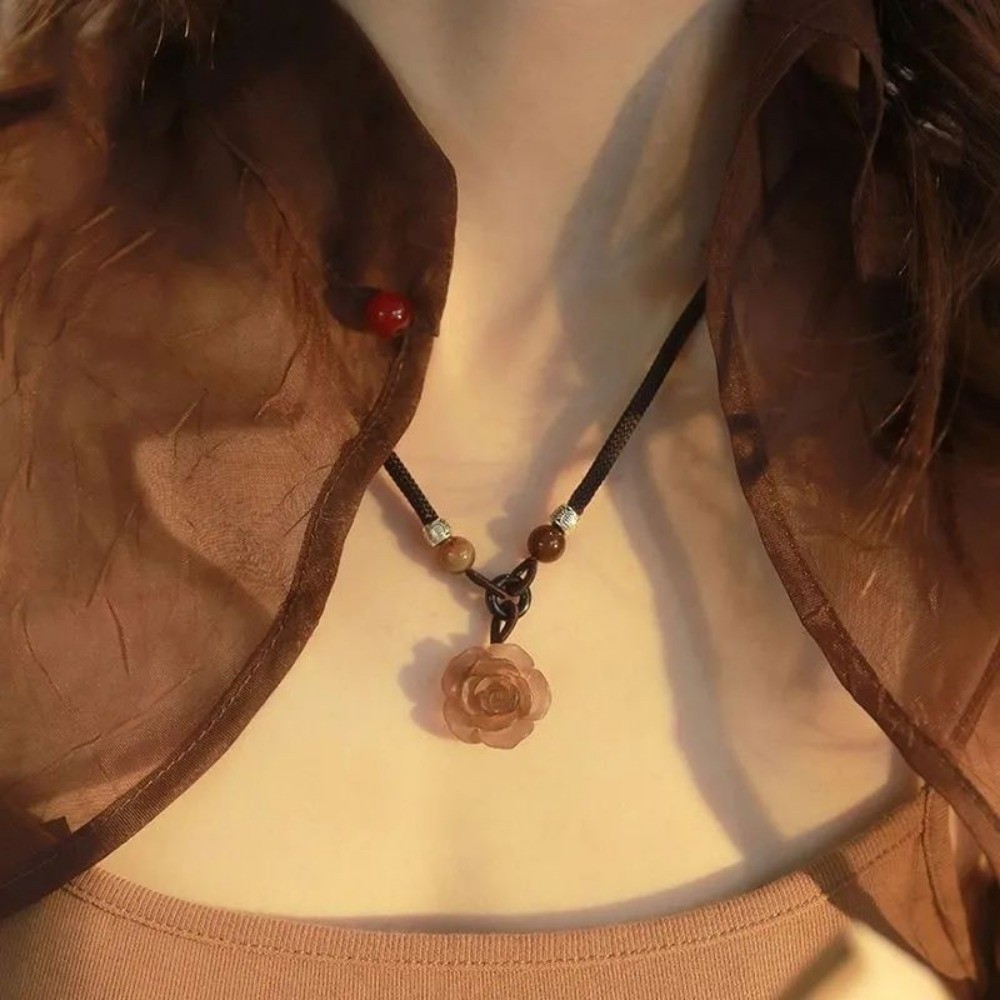 ความงามสร้อยคอเรขาคณิตดอกไม้สไตล์จีนอะคริลิคสําหรับสุภาพสตรี