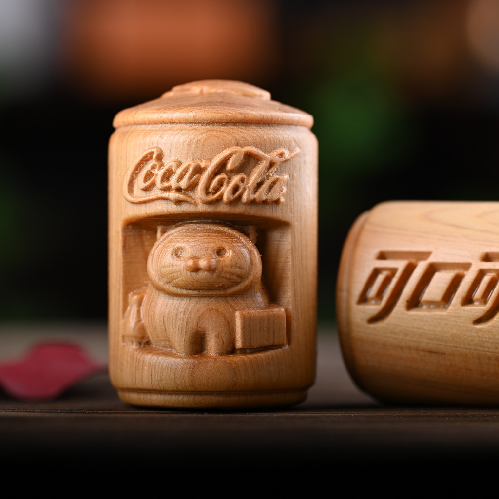 Yabo Cola Bear ไม้แกะสลักจําลองจับชิ้น Coca-Cola กระเป๋าสร้างสรรค์จี้ขนาดเล็กบ้านประณีตเครื่องประดับ