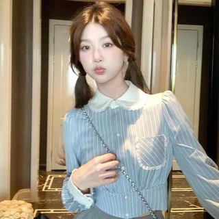 Chili Koko เสื้อเชิ้ตลายทางสีฟ้าฝรั่งเศส เสื้อแขนยาวคอตุ๊กตาเอวสั้นสำหรับสาวตัวเล็ก 99111