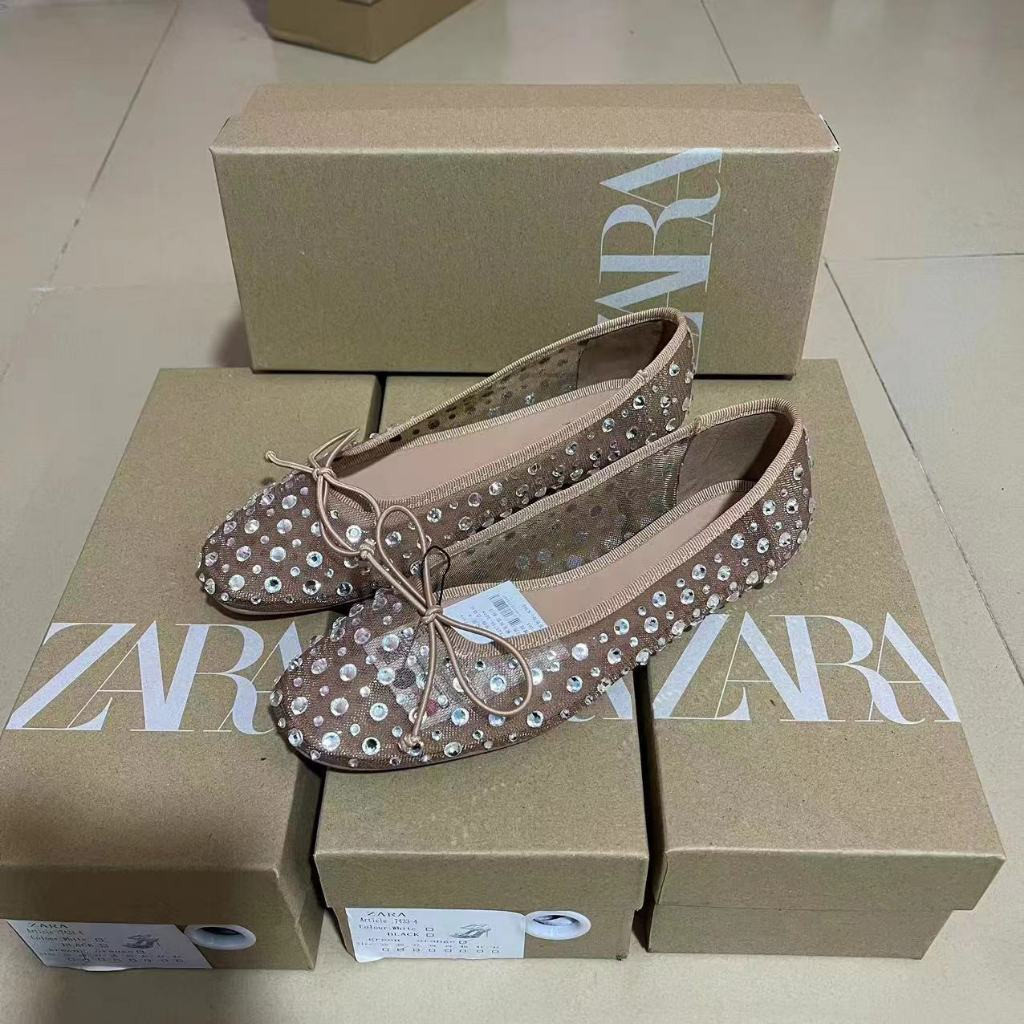 รองเท้าแตะ ZARA แบบรอบนิ้วเท้า ออกแบบแบน มีโบว์ประดับ และมาพร้อมกล่อง