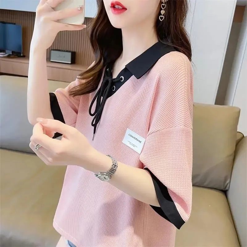 ออกแบบเสื้อยืดแขนสั้นสีบล็อกสำหรับผู้หญิงพร้อมคอโปโลขนาดใหญ่หลวมเสื้อครึ่งแขนตัดกันสำหรับคนตัวเล็ก