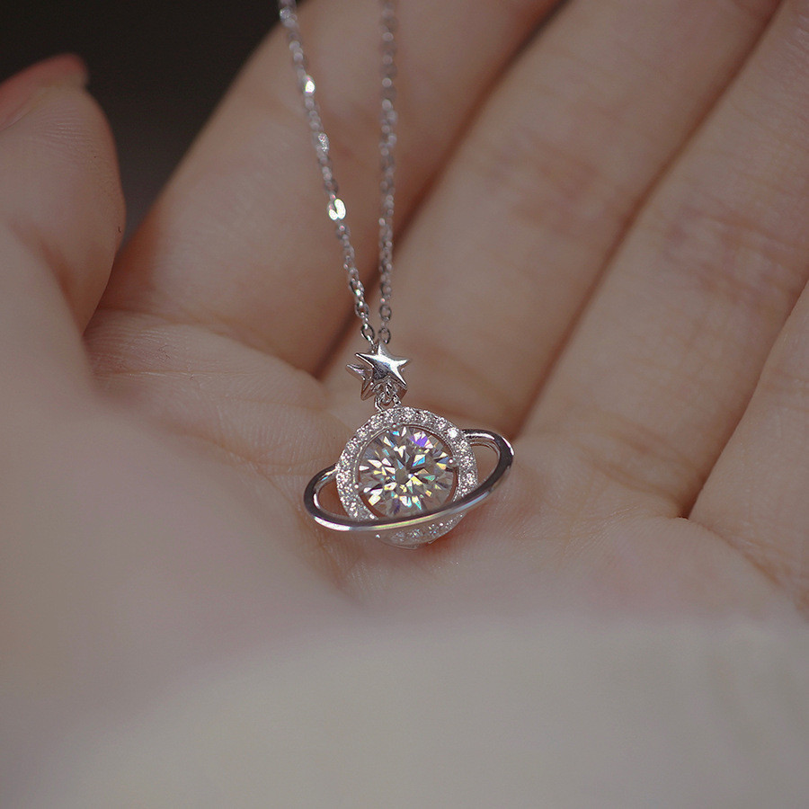 18k Gold เครื่องประดับสแตนเลสจี้ Universe Planet รอบ Zirconia Clavicle Chain สร้อยคอไทเทเนียมเหล็กเครื่องประดับแฟชั่นพรีเมี่ยมหรูหราแนวโน้มประณีตไม่จางหาย