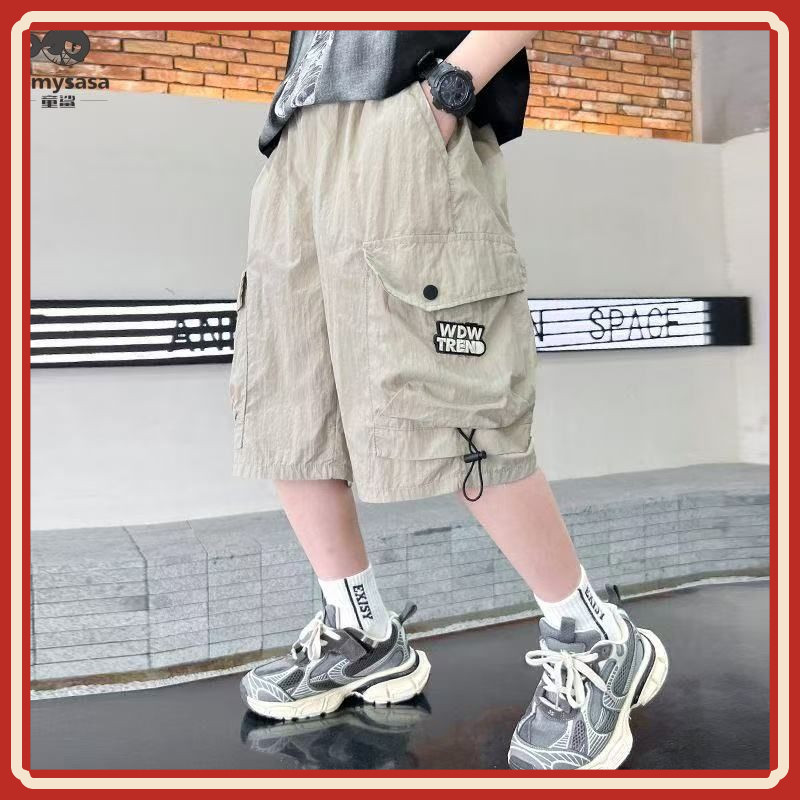 [สไตล์เย็น] กางเกงขาสั้นเด็กชายฤดูร้อนกางเกงครอป2025กางเกงฤดูร้อนขนาดกลางขนาดใหญ่เด็กเด็กหลวมผ้าไหมน