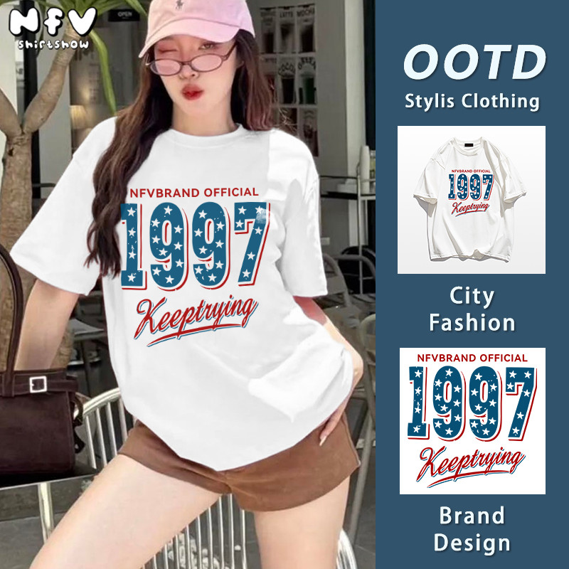 NFV สไตล์เกาหลี✨เสื้อยืดแขนสั้นคอกลม ลายพิมพ์ตัวเลข '1997' เนื้อผ้านุ่ม ระบายอากาศ ผ้าฝ้าย YG2838