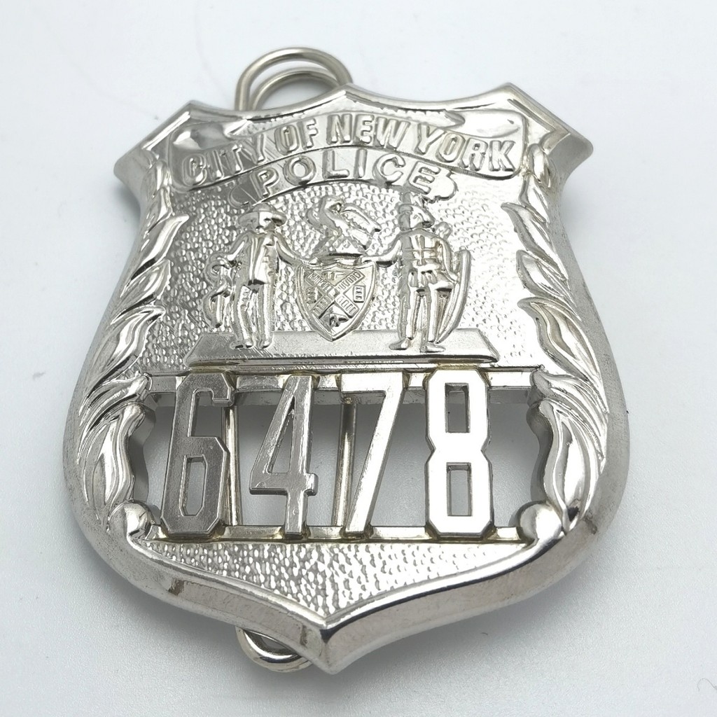 ปลอกบัญชีเจ้าหน้าที่ตำรวจ NYPD ใช้งานในภาพยนตร์ ละคร และการคอสเพลย์