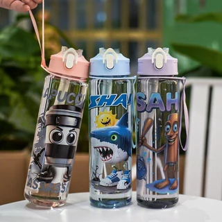 ☕️tungtung รูปแบบการ์ตูน น่ารัก กันรั่ว ขวดน้ำสำหรับเด็ก เชือกสั้น+หลอดดูด ขวดน้ำแบบพกพา ขวดน้ําดื่ม ขายส่ง ความจุ 900ml