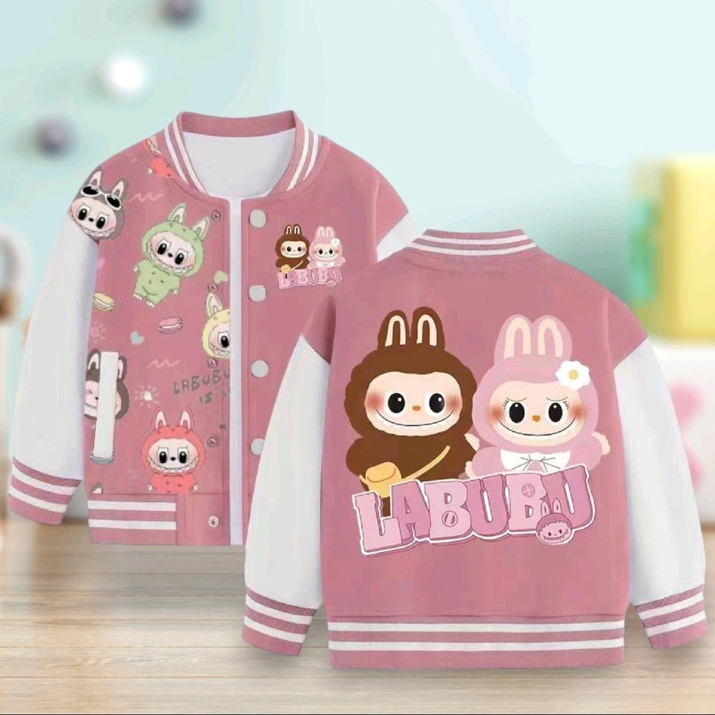Topเสื้อคลุมแจ็คเก็ตเด็กทรงเบสบอล แต่งกระเป๋าหน้าลายสุดฮิต