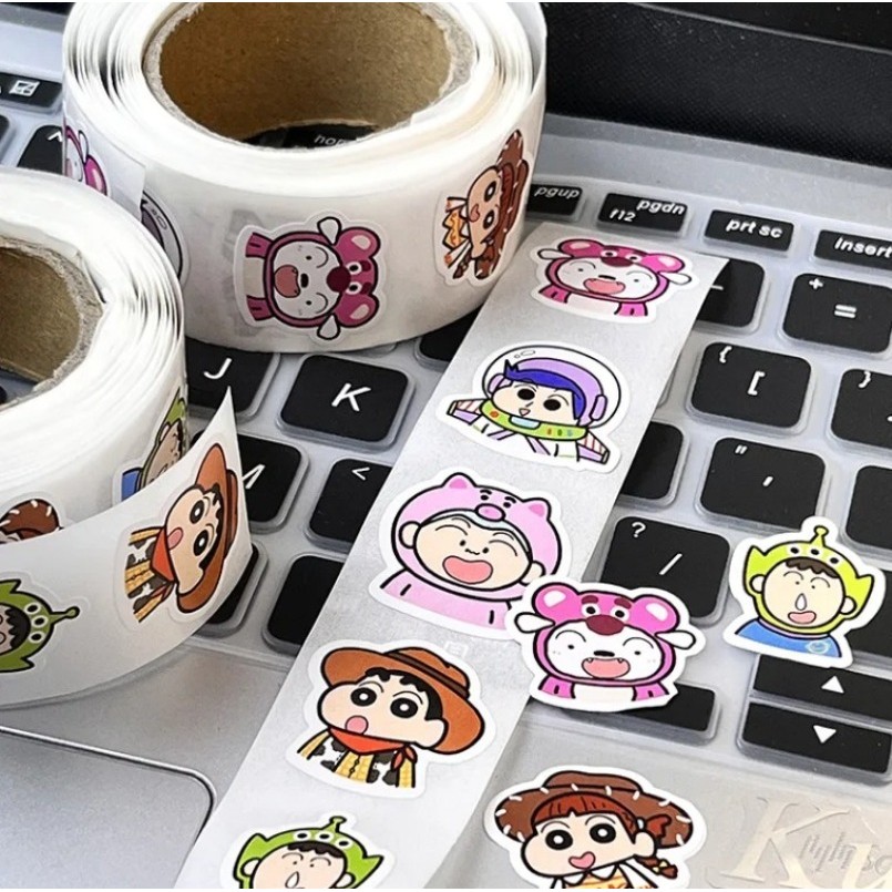 500 ชิ้น/ม้วนการ์ตูน Crayon Shin Chan สีขาวสุนัขปิดผนึกสติกเกอร์นักเรียนน่ารักคู่มือ DIY สติกเกอร์ตกแต่ง