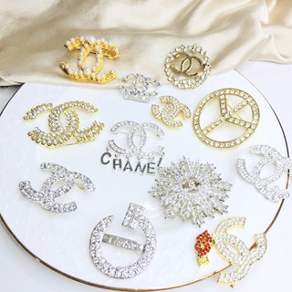 เข็มกลัดแฟชั่นสตรี เข็มกลัดตัวอักษรยี่ห้อ ปักหมุดบนเสื้อผ้า …