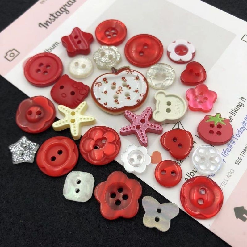 [Koo Ka]♥High-value ins สไตล์สีแดงสี่ตา Apple ปุ่มปุ่มอุปกรณ์เสริม Handmade diy เสื้อผ้าเด็กคู่มือตกแต่งวัสดุอุปกรณ์เครื่องประดับ