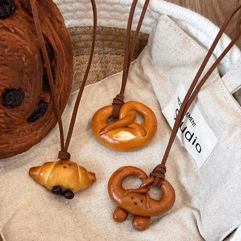 Lye Knot Bread จี้สร้อยคอ Croissant น่ารักบุคลิกภาพ Niche กระเป๋าหนังผู้หญิงจี้ยาวเสื้อกันหนาวอุปกรณ